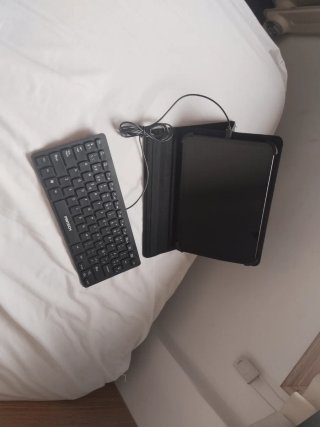 Tablet TCL con custodia e tastiera