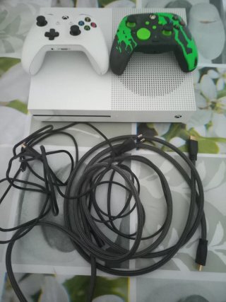 Xbox One S + 2 mandos y cables
