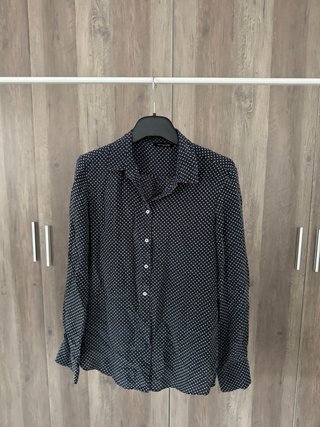 Camisa azul con estampado de lunares