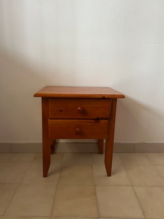 Mesita de noche de madera con 2 cajones