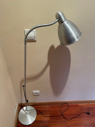 Lámpara de pie Ikea plateada