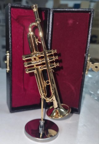 Trompeta miniatura decorativa dorada