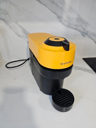 Cafetera Nespresso Vertuo Pop Amarilla.