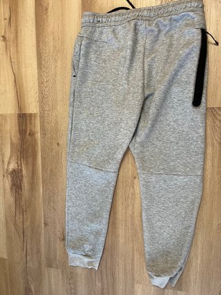 Pantalón Nike Tech Fleece Gris