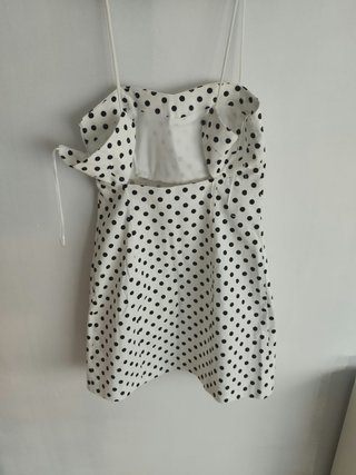 Vestido de lunares blanco y negro