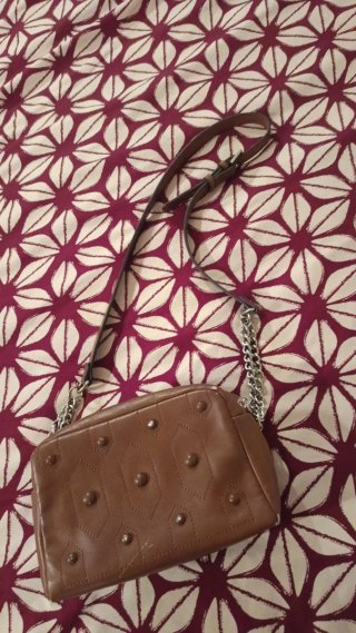 Bolso marrón con tachuelas