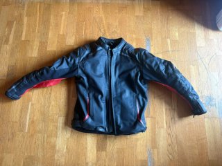 Chaqueta de moto negra y roja