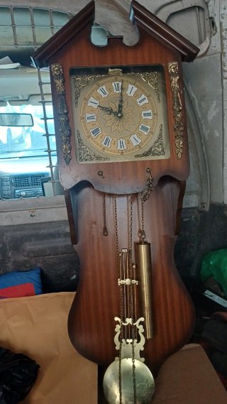Reloj de pie antiguo de madera