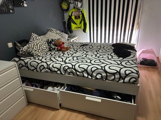 Cama con cajones y somier en muy buen estado