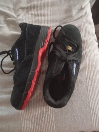 Zapatos de seguridad Sparco negros y rojos