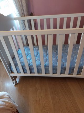 Cuna de madera blanca con colchón