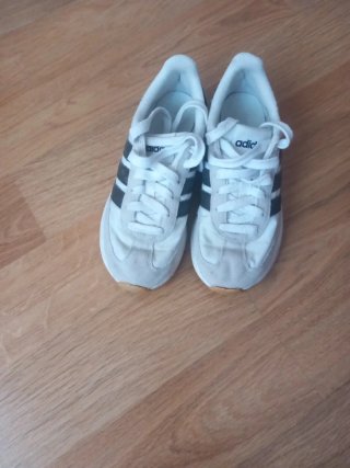 Zapatillas deportivas Adidas blancas y negras