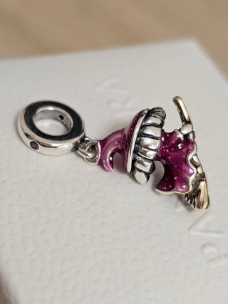 Charm Bruja en Escoba Plata