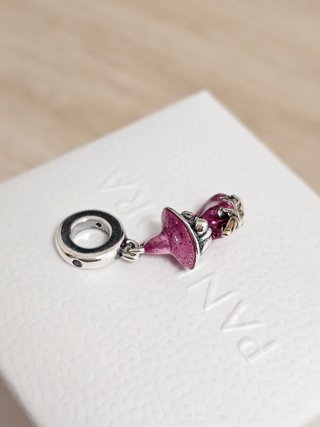 Charm Bruja en Escoba Plata