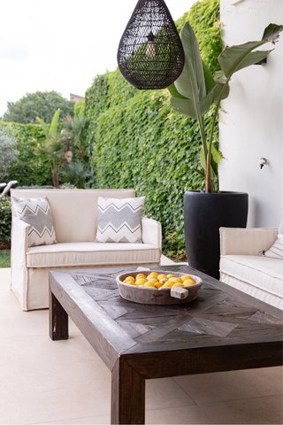 Conjunto de terraza con mesa de madera