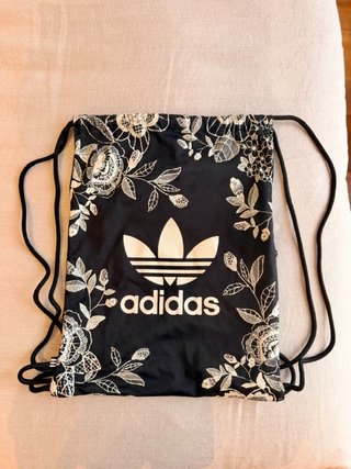 Mochila Adidas floral negra y blanca 45x35 cm