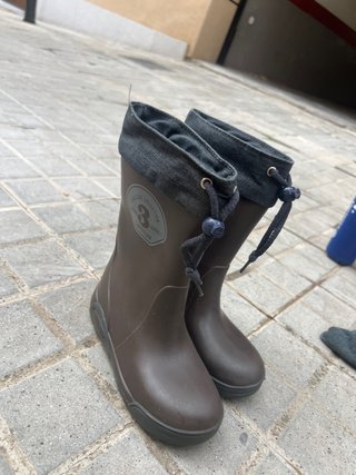 Botas de agua marrones