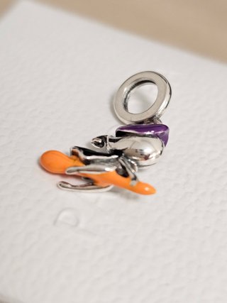 Charm Bruja con Escoba Naranja Plata