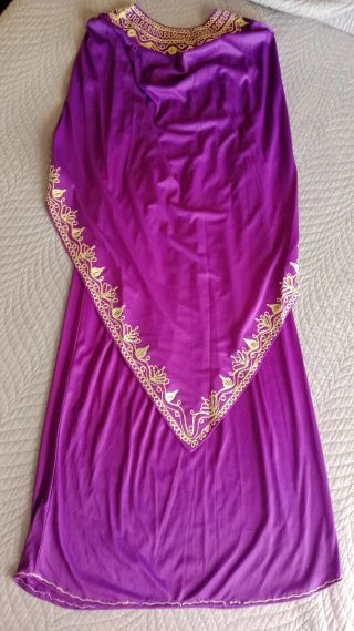 Túnica moruna de fiesta morada y dorada.