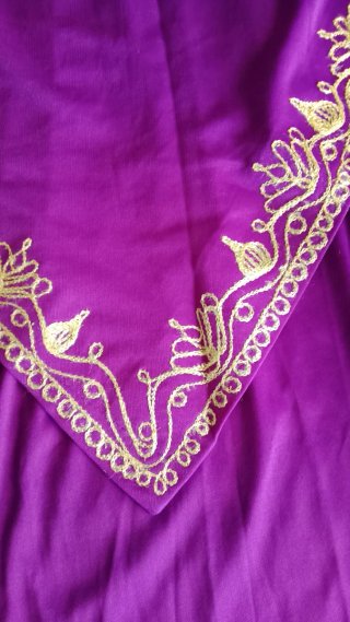 Túnica moruna de fiesta morada y dorada.