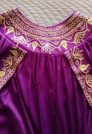 Túnica moruna de fiesta morada y dorada.
