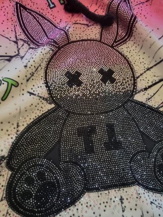 Vestido con estampado de conejo  de pedrería