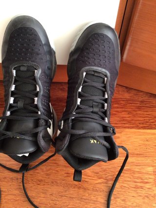 Zapatillas de Baloncesto Negras y Blanco. En muy b