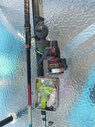 2 cañas de pescar y caja de plomos