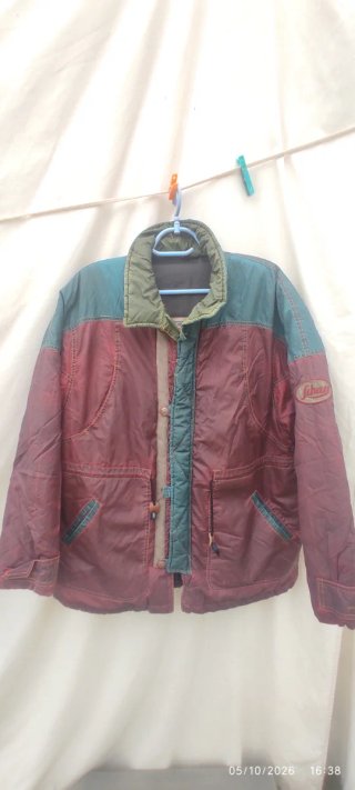 Anorak verde y rojo