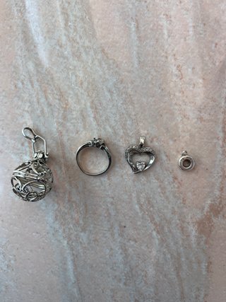 Lote de plata: Anillo, colgantes y más