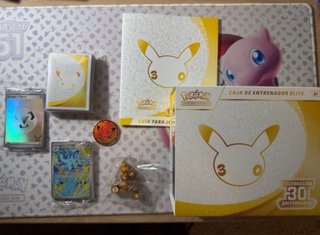 Caja Entrenador Élite Pokémon 30 Aniversario