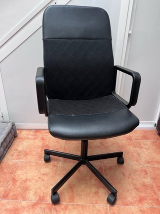 Silla de oficina negra