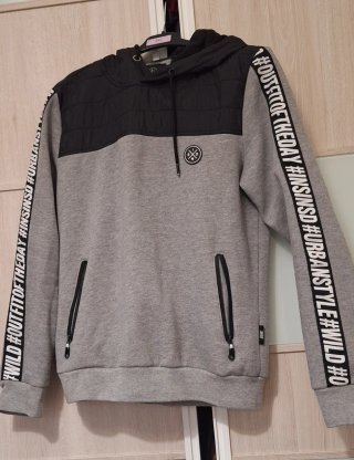 Sudadera con capucha gris y negra
