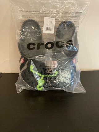 Zuecos Crocs Negros y Blancos Talla 41-42