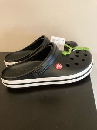 Zuecos Crocs Negros y Blancos Talla 41-42