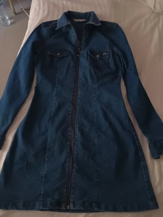 Vestido vaquero con cremallera frontal