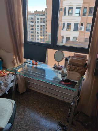 Scrivania in vetro e metallo