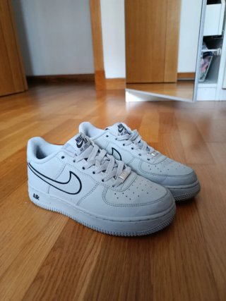 Nike Air Force 1 Grises con Negro