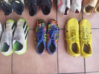 Lote de 11 pares de botas de fútbol