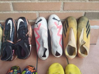 Lote de 11 pares de botas de fútbol