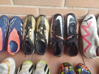 Lote de 11 pares de botas de fútbol