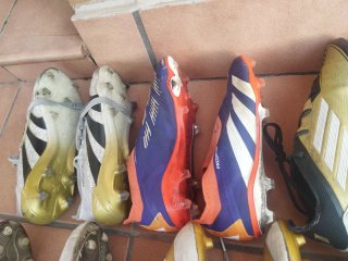 Lote de 11 pares de botas de fútbol