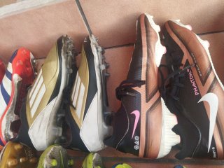 Lote de 11 pares de botas de fútbol