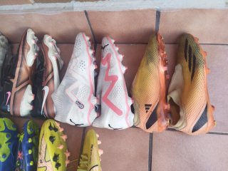 Lote de 11 pares de botas de fútbol