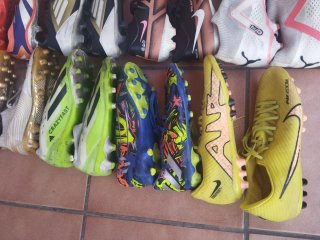 Lote de 11 pares de botas de fútbol
