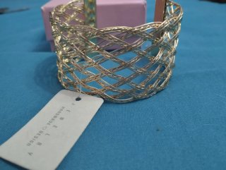 Pulsera dorada tejida
