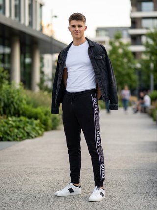 Pantalón chándal Guess negro con logo