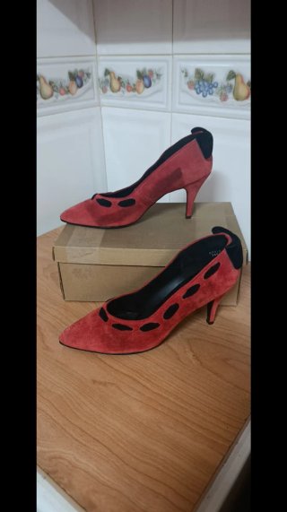Zapatos de tacón rojos y negros