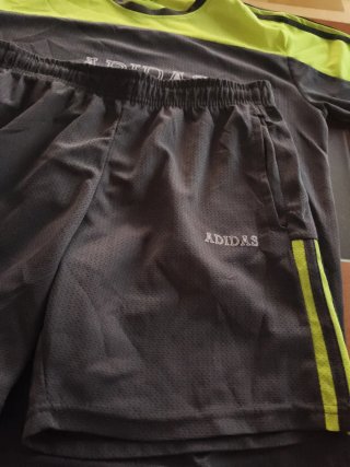 Camiseta Deportiva Adidas Gris y amarillo