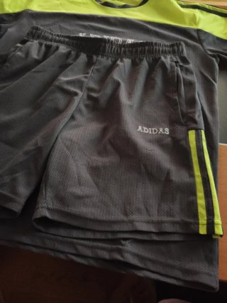 Camiseta Deportiva Adidas Gris y amarillo